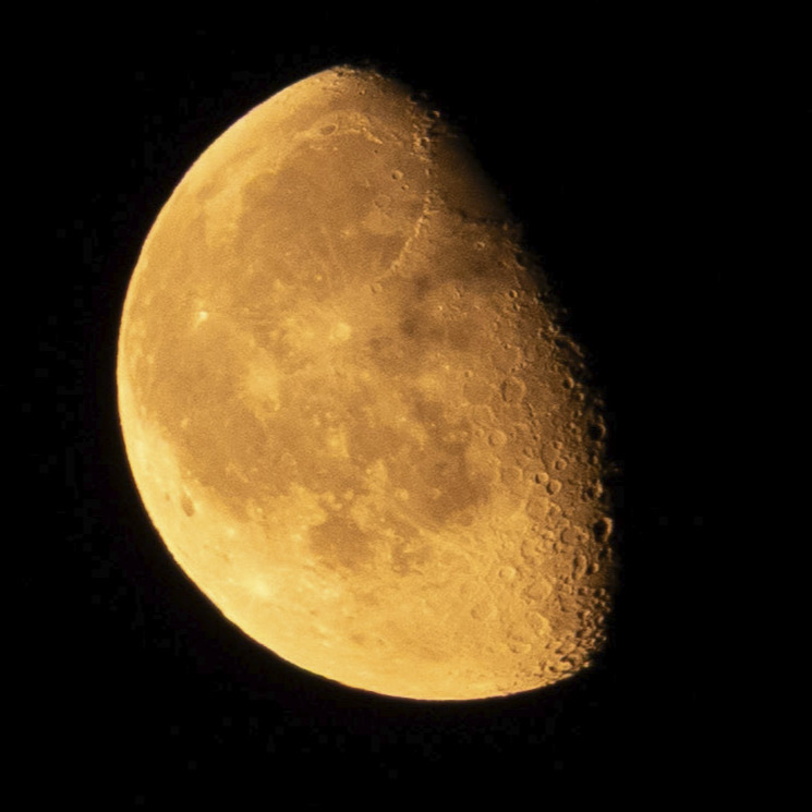 A gift of the moon
August 3, 2026
400mm 100% crop
Orange tint from wildfire smoke
.
.
.
#moon #photography #moonphotography